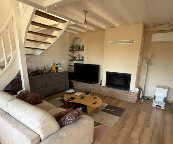Salon rénové avec escalier bois peint en blanc, murs clairs et parquet stratifié à Dijon